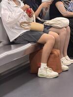坐地铁一路的偷拍各种美腿大奶