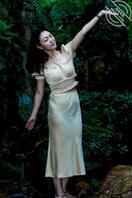 这女的里面穿了条黑内裤，这么多人在看1