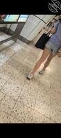 一路跟拍牛仔短裤美腿