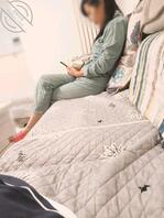 【海角母子认证】半夜爬起来在被窝里拍妈妈的身体,妈妈的乳头真好看啊,想吃1