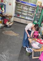 晚上买烧烤拍到老板女儿无意漏出大奶