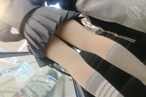 逛商场碰到的学生妹，肉肉的！身材可以！2