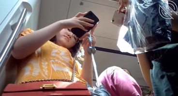 【免费福利】分享一下高铁上的冒死裙底偷拍，真的很刺激