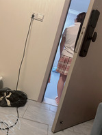 热心哥哥尾随妹妹洗澡用鸡巴帮妹妹洗逼1