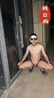 贱公狗户外草丛、电梯口露出2
