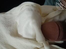 小姨的内裤和胸罩，套着玩，不射上。早上她可能换穿。0