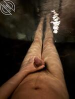 小黑鸡巴的公共温泉露出撸射自拍～2