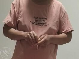 【绿母】老妈没穿奶罩，凸点太明显了