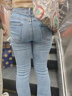偷拍舍友女朋友的紧身牛仔裤0