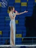 这裙子到底图个啥？设计出来这种衣裳，真是让人哭笑不得！2