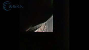 偷拍对面公寓大楼女邻居没发现窗帘没遮住一角, 脱内裤露逼给全社区免费欣赏