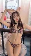 小侄女穿比基尼。大侄女穿瑜伽裤。哪个漂亮？0