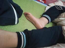 妹妹的小嫩脚 已成年 穿的是之前上初中的裤子 当运动裤穿只是他个子比较小1