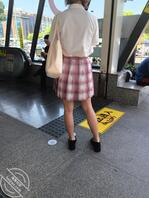 偷拍黑色紧身裤和短裙少女1