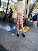 偷拍黑色紧身裤和短裙少女2