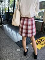 偷拍黑色紧身裤和短裙少女