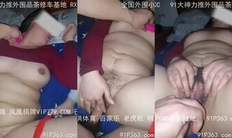 老婆被整发骚了，抓着鸡吧使劲蹭肥逼