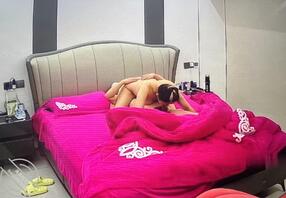 卧室里老妈操逼，针孔偷拍。1