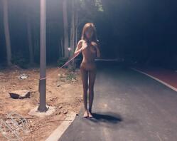 就喜欢把逼露出来---路灯杆下有个全裸美女露，被栓上绳子了，谁把她牵走吧0