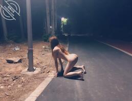 就喜欢把逼露出来---路灯杆下有个全裸美女露，被栓上绳子了，谁把她牵走吧2