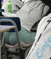偷拍同学大屁股 你觉得哪个操着最爽1