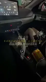 大黄鹅 dahuangezzz 专操极品清纯嫩妹女大学生，乖巧好骗 非常听话！