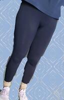 偷拍表妹运动，捡她扔掉的内裤2