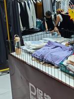 偷拍高速服务区卖衣服的少妇
