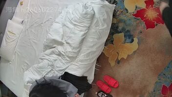 气质人妻被哄到酒店房间后不再矜持 尽情享受鱼水之欢 完事各散 对白清晰1