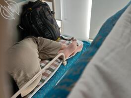 火车偷拍阿姨骚脚，人长得很年轻1