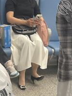 （74）候车福利 偷拍俏少妇的性感高跟鞋