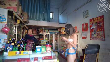 【露出专题】骚逼穿着清凉情趣内衣，便利店里大胆买纸0