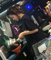 最近厕拍瘾大今天去网吧厕拍两个美女