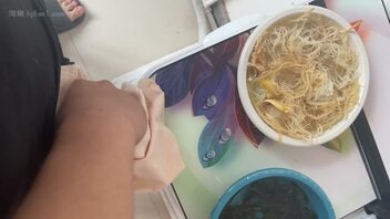 骚逼表姐的精液午餐