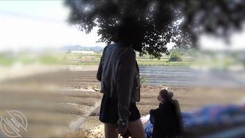 【露出专题】骚逼真空在马路上散步1