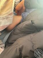 表妹放假来我家玩，趁她熟睡射她脚上1