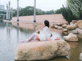 攻陷表妹2她穿着性感丝袜,被我搂入怀中1