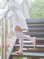 攻陷表妹2她穿着性感丝袜,被我搂入怀中2