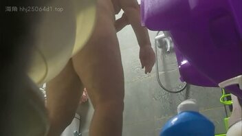 偷拍丈母娘洗澡，奶子真大啊，屁股也大，有没有兄弟也喜欢偷拍