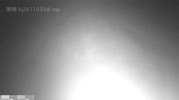 孩子睡着了，弟弟偷偷的摸了过来。