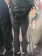 小妹妹的紧身瑜伽裤