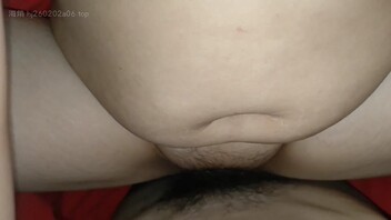 老婆今天主动上位坐在上面摇