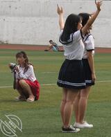 美女学姐拍毕业照不慎走光1