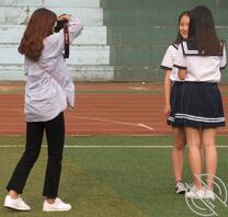 美女学姐拍毕业照不慎走光