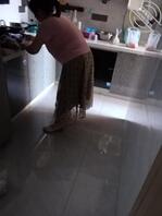 丈母娘这姿势直接硬了，真想捞起裙子直接插