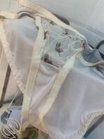 趁着蹭饭赖到婶婶洗澡,拿着换洗内衣意淫婶婶1