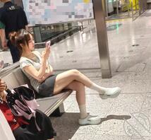 偷拍脸蛋极品的大奶白袜嫩妹公共场合展示自己的身体，白袜让人看着鸡巴邦邦硬