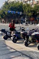 太骚了，黑丝底裆都露在外面，回家又挨一顿操。1