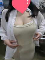 双生姐弟——7. 为给姐姐找工作请兄弟吃饭，房间看姐姐的酥胸太好看了0