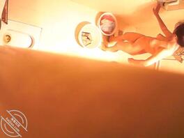 摄像头偷拍，嫂子洗澡好不好你们说了算0